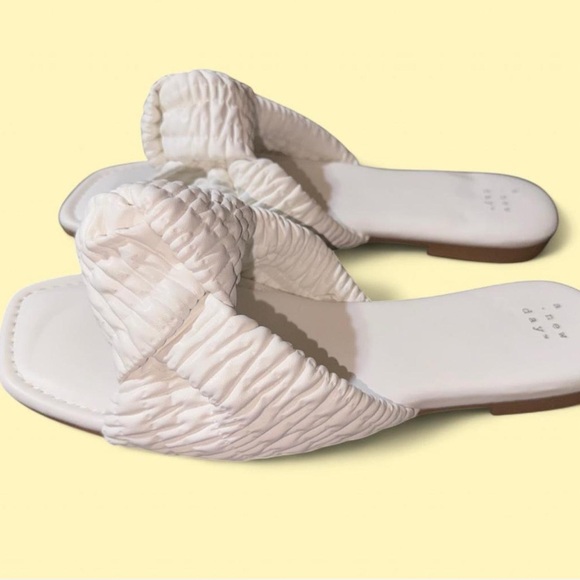Women's White Ruched Slides size 8.5 - Picture 2 of 3